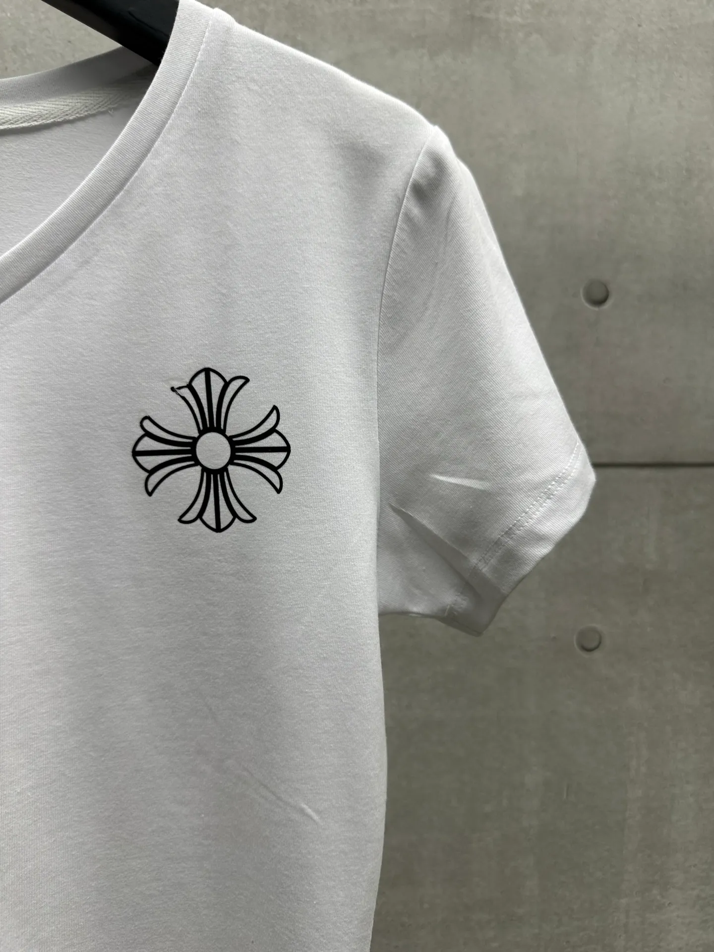 P126 #068 CHROME HEARTS 25SS women's T-shirt. Made of 220G original consistent fabric. V-neck women's waist style. The whole body is made of imported digital direct printing. Color: Black White Size: S M L